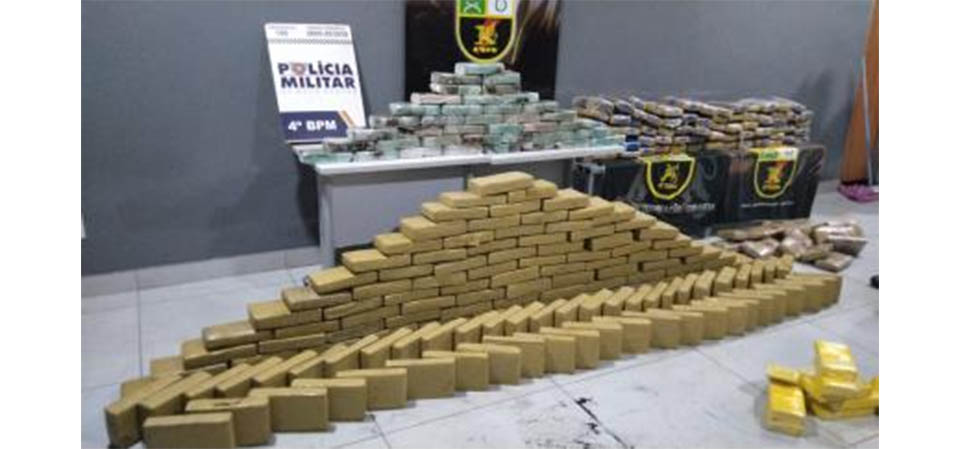 Traficantes são presos embarcando 281 tabletes de droga em ônibus