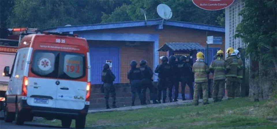 Homem mata pai, irmão, policial e fere nove pessoas em ataque a tiros