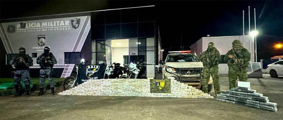 Traficantes abandonam carro com 300 quilos de drogas após perseguição policial