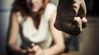 Mulher desmaia após levar soco na cabeça de marido em festa