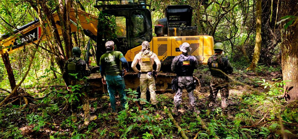 Ação conjunta destrói 22 pás-carregadeiras em operação contra garimpo ilegal