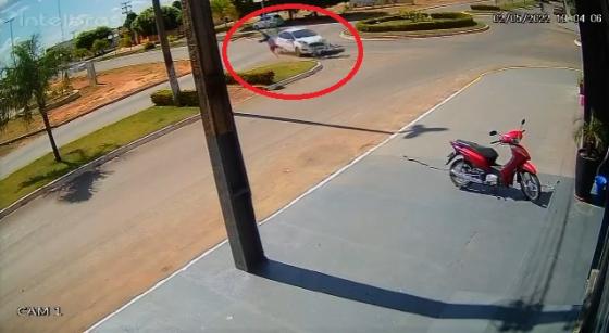 Tapurah: Motociclista é arremessado após colisão com carro. Vídeo