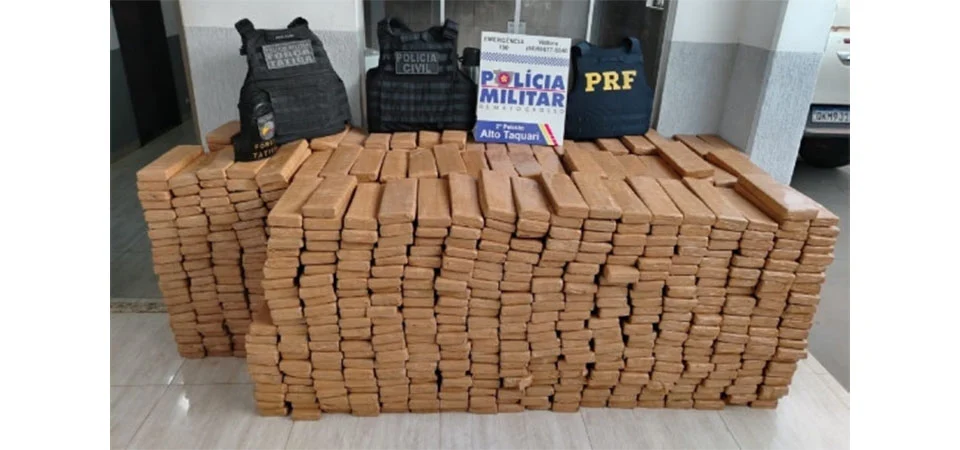 Forças de segurança apreendem 1,5 tonelada de maconha em caminhonete Hilux