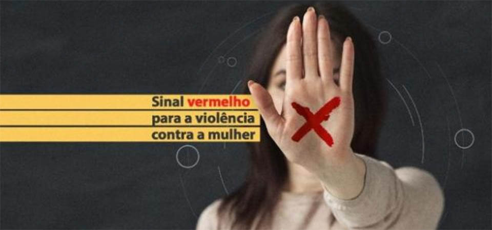 Sinal de X feito com sangue na mão salva mulher ao pedir ajuda em farmácia