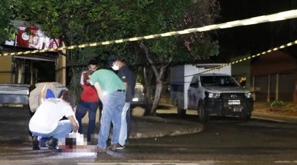 Jovem leva tiros na cabeça e morre no meio da rua