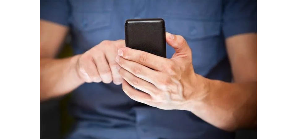 Mulher flagra conversa de marido com outro homem, diz que vai se separar e é agredida