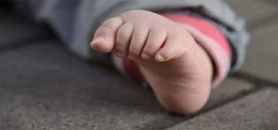 Pais deixam três filhas pequenas sozinhas em casa para ir a bar