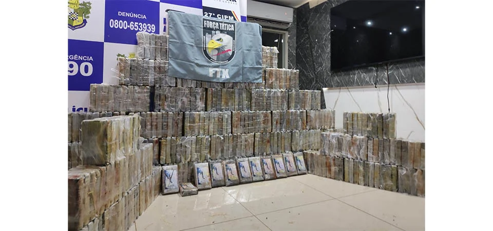Polícia Militar apreende 565 quilos de cocaína escondidas em caminhão