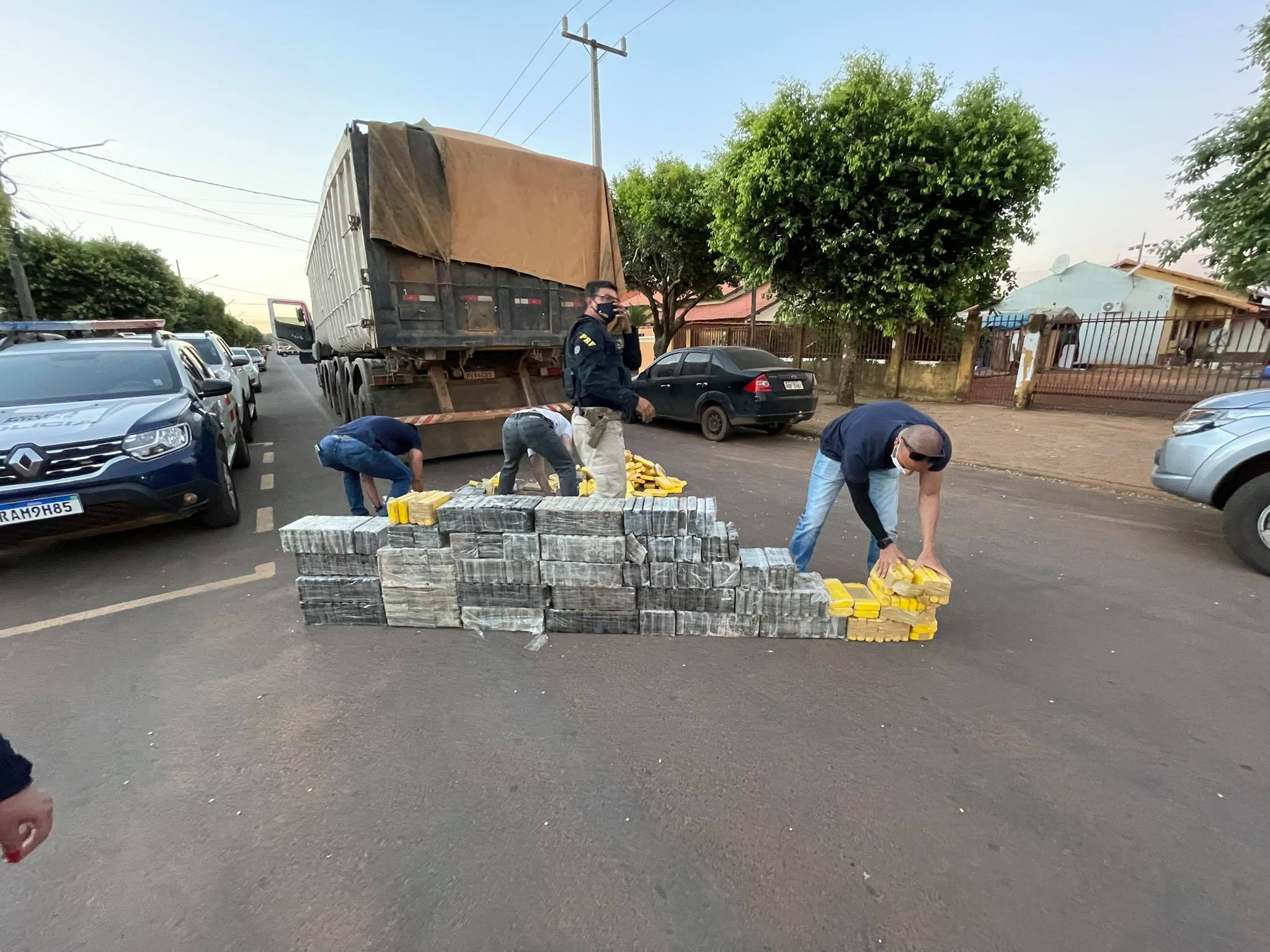 PRF apreende 400 quilos de cocaína em caçamba de caminhão