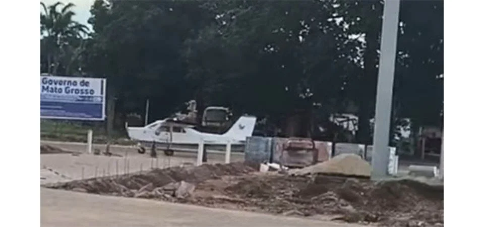 Porto: Avião abastece em posto de combustível. Vídeo