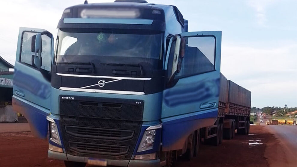 PM e PRF prendem quatro por sequestro de motorista e roubo de carga, carreta é recuperada