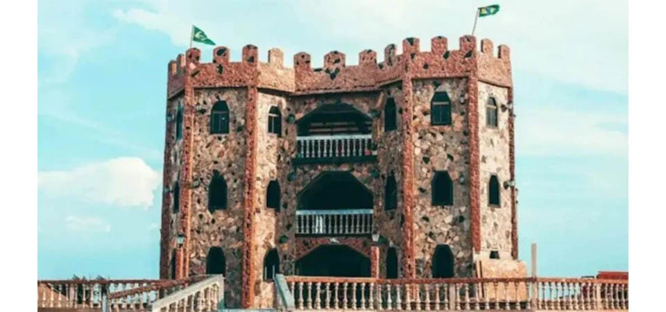 Castelo construído na BR-163 por avô para neta é aberto ao público e com cafeteria