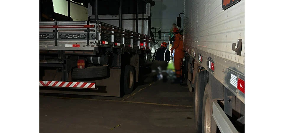 Homem é encontrado morto ao lado de caminhão