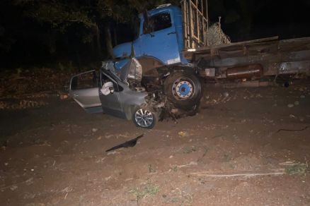 Três morrem em grave colisão entre carro e caminhão