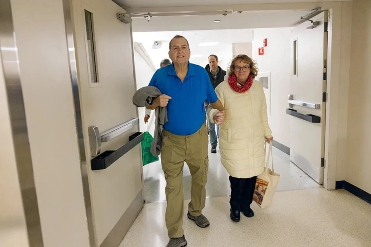 Inédito! Homem continua vivo 7 meses após transplante de rim de porco