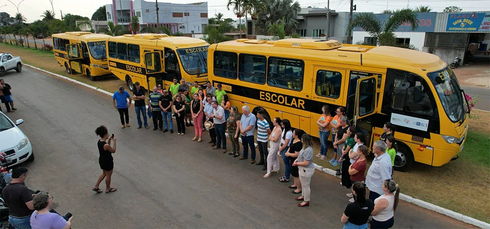 Itanhangá: Prefeitura entrega ônibus novos para o transporte de alunos