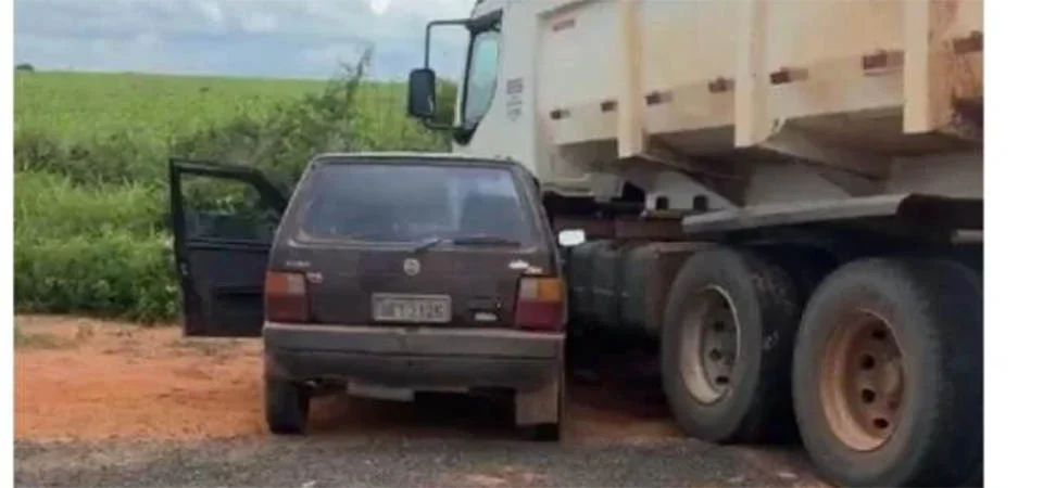 Casal de idosos morre em acidente entre Uno e caminhão