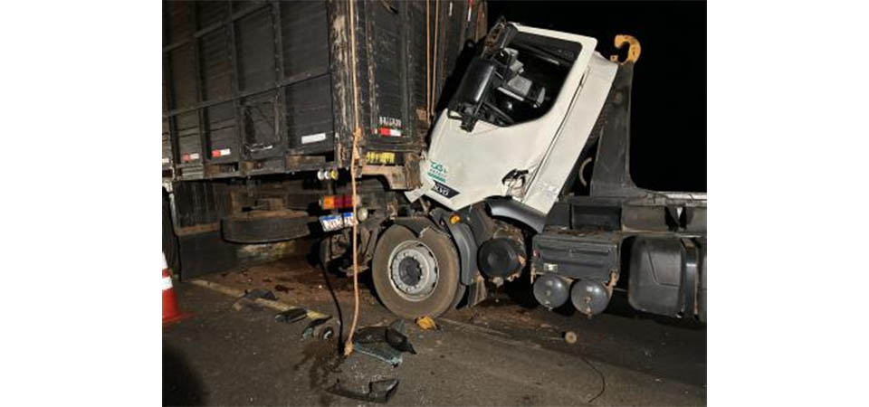 Caminhoneiro morre em acidente com engavetamento em 4 veículos na BR-364