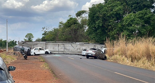 Carreta com carros novos tomba em MT e deixa prejuízo milionário