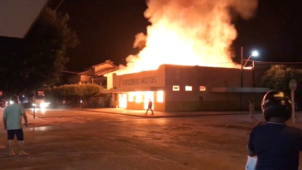 Tabaporã: Loja de motos pega fogo fica completamente destruída. Vídeo