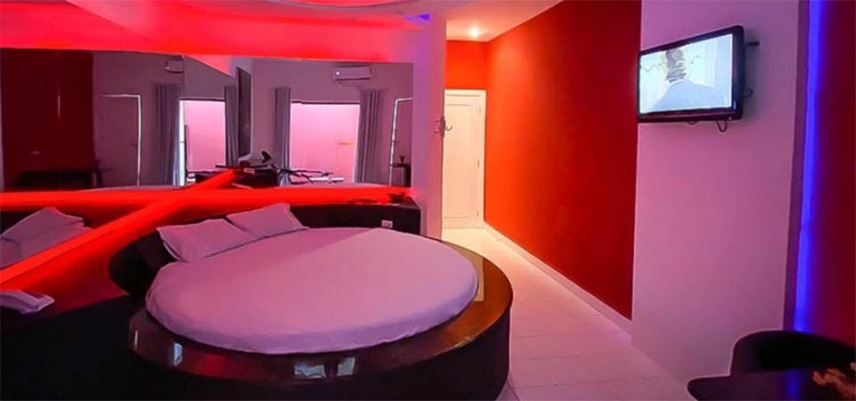 Homem é preso após tentar matar marido da amante em motel