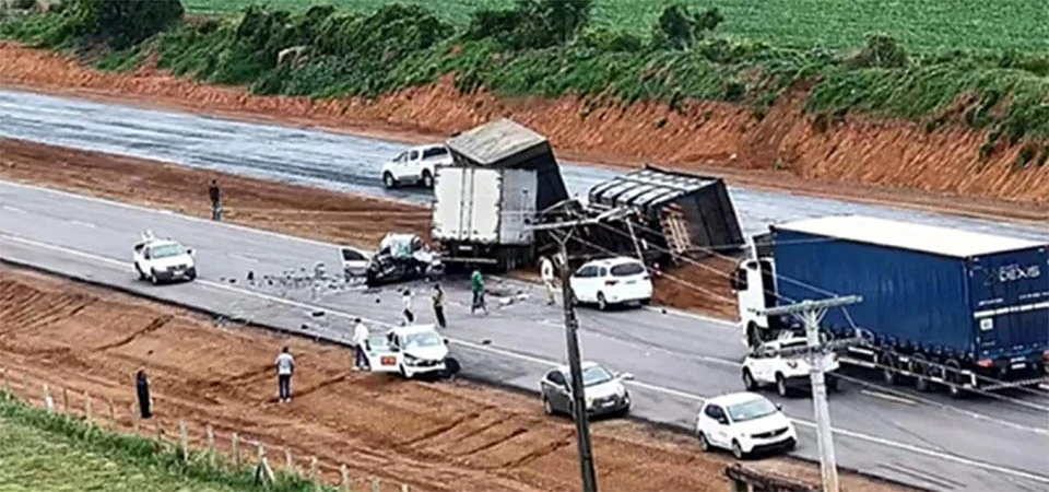 Uma pessoa morre em grave acidente entre quatro veículos na BR-163. Vídeo