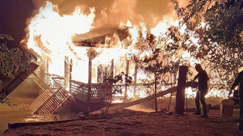 Flutuante é destruída por incêndio no rio Teles Pires