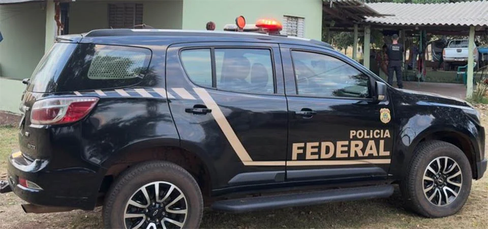 PF prende suspeito e cumpre mandados em operação contra traficantes que usavam caminhões boiadeiros