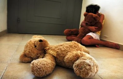 Idoso passa mão nas partes íntimas de neta de 13 anos