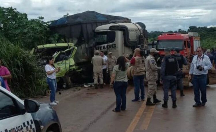 Motorista joga carreta em cima de caminhão para escapar de sequestro