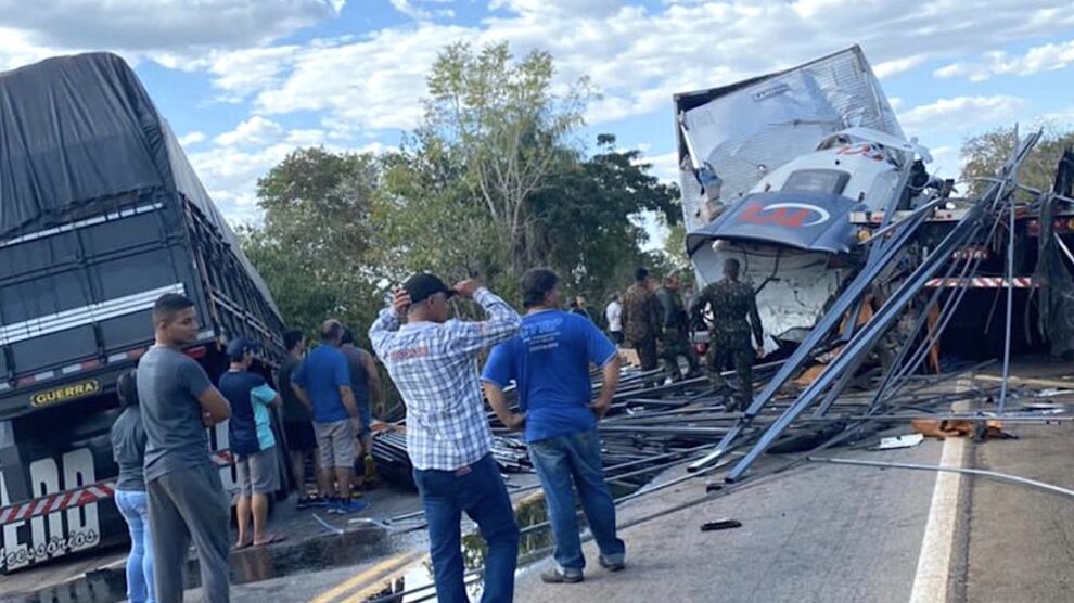 Acidente entre carretas e caminhão deixa rodovia em Mato Grosso interditada; 2 mortos
