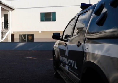 Homem tenta matar esposa após encontrar mensagens ‘estranhas’ no celular dela