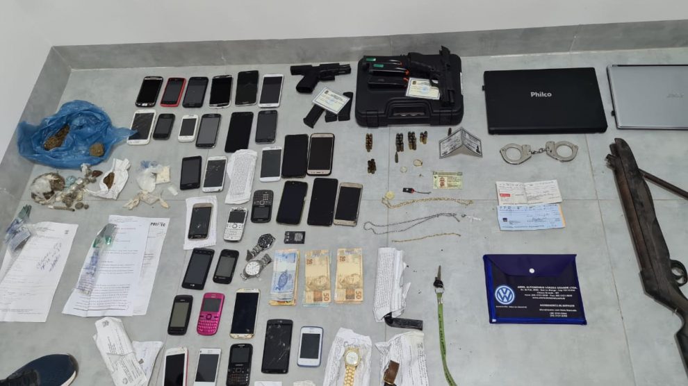 Escrivão da polícia cobrava propina para liberar presos e ficava com joias e celulares