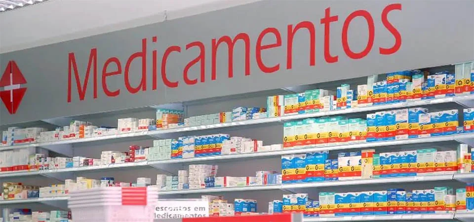 Entidades criticam permissão para farmacêutico prescrever medicamento