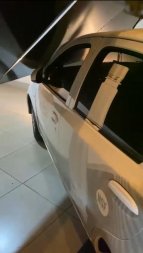 Mulher flagra marido com garota de programa e destroi carro de empresa