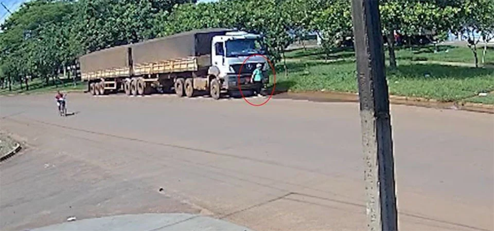 Idosa sobrevive após ser atropelada por carreta enquanto caminhava em avenida. Vídeo