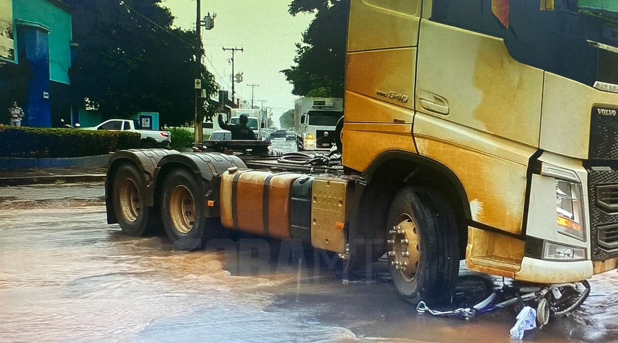 Idoso morre após ser atropelado por carreta