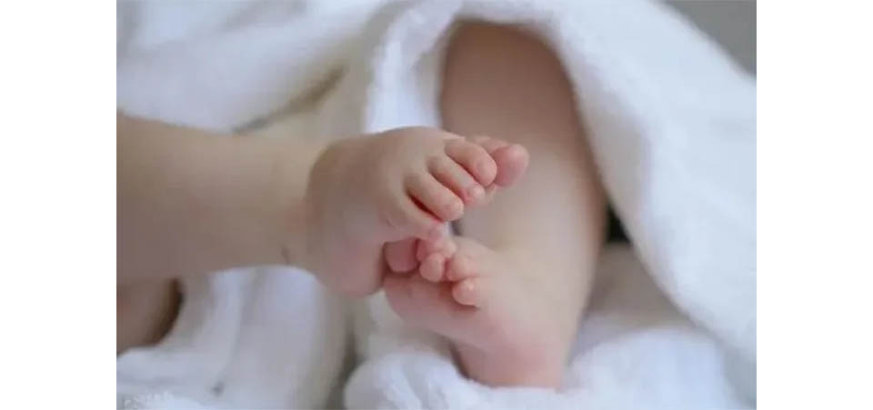 Bebê de um mês morre após se engasgar com leite ao ser amamentado