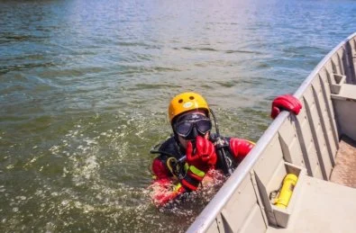 Bombeiros resgatam pescador morto em rio