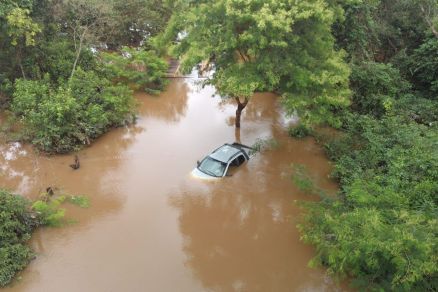 Casal é resgatado de carro levado pela correnteza de rio
