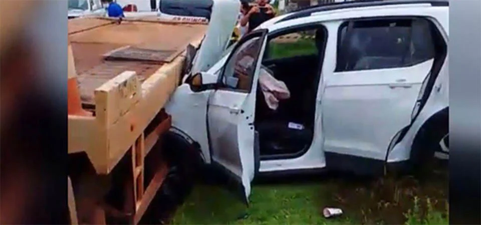 Bandidos batem SUV em caminhão guincho, abandonam com armas e fogem a pé