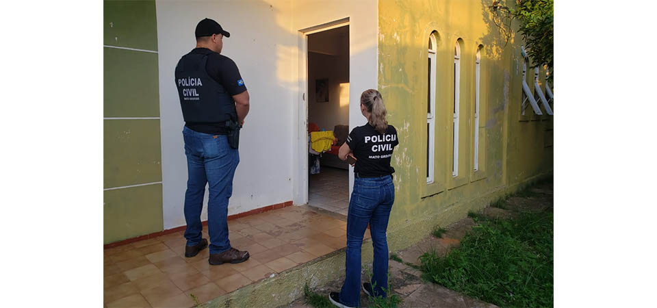 Polícia Civil cumpre ordens judiciais contra suspeita de enganar mais de 60 famílias na compra de casa própria